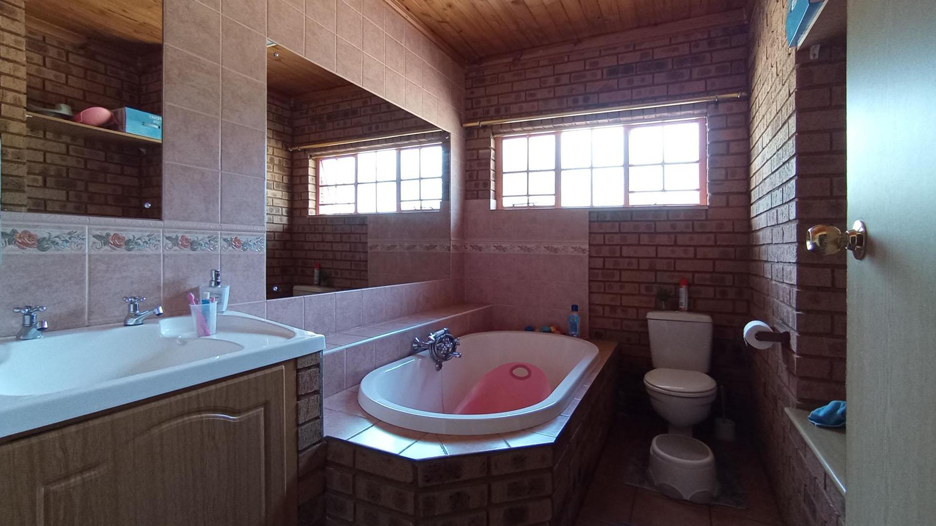 Bathroom 2 - 7 square meters of property in Sunset View AH