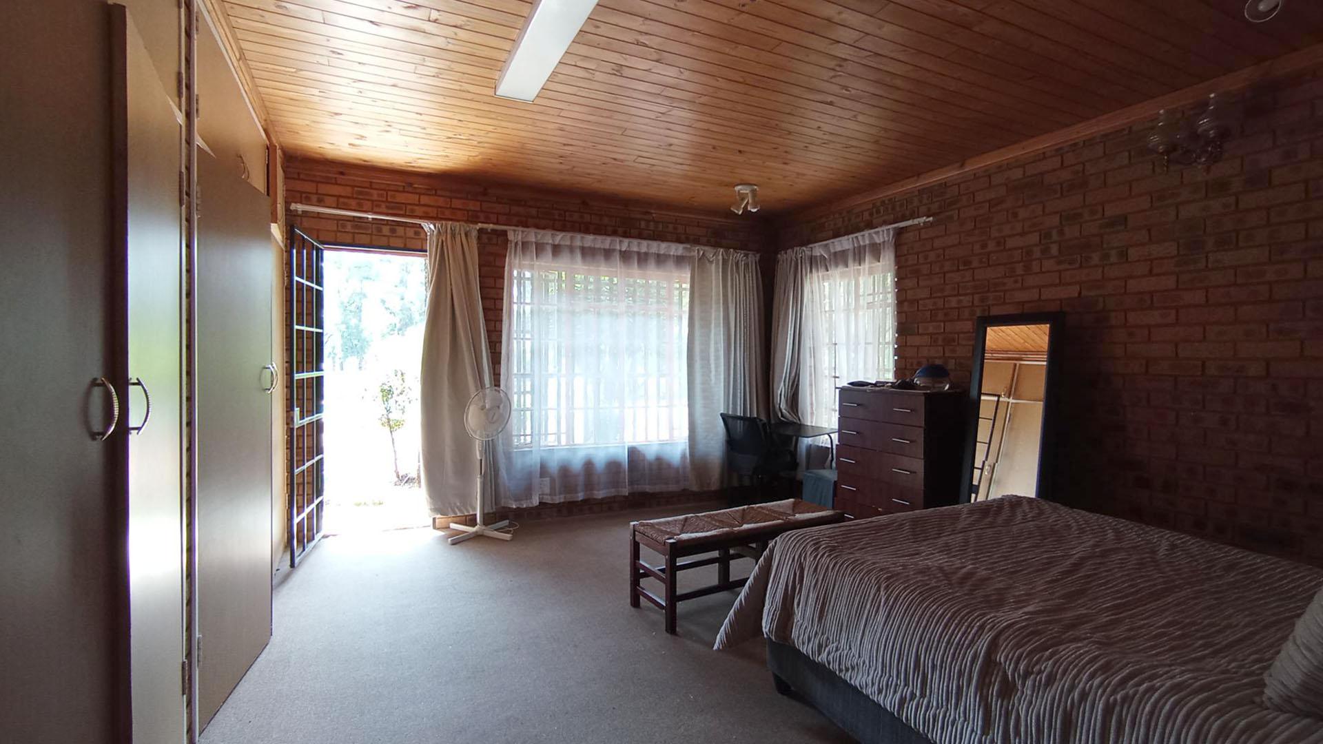 Main Bedroom - 28 square meters of property in Sunset View AH