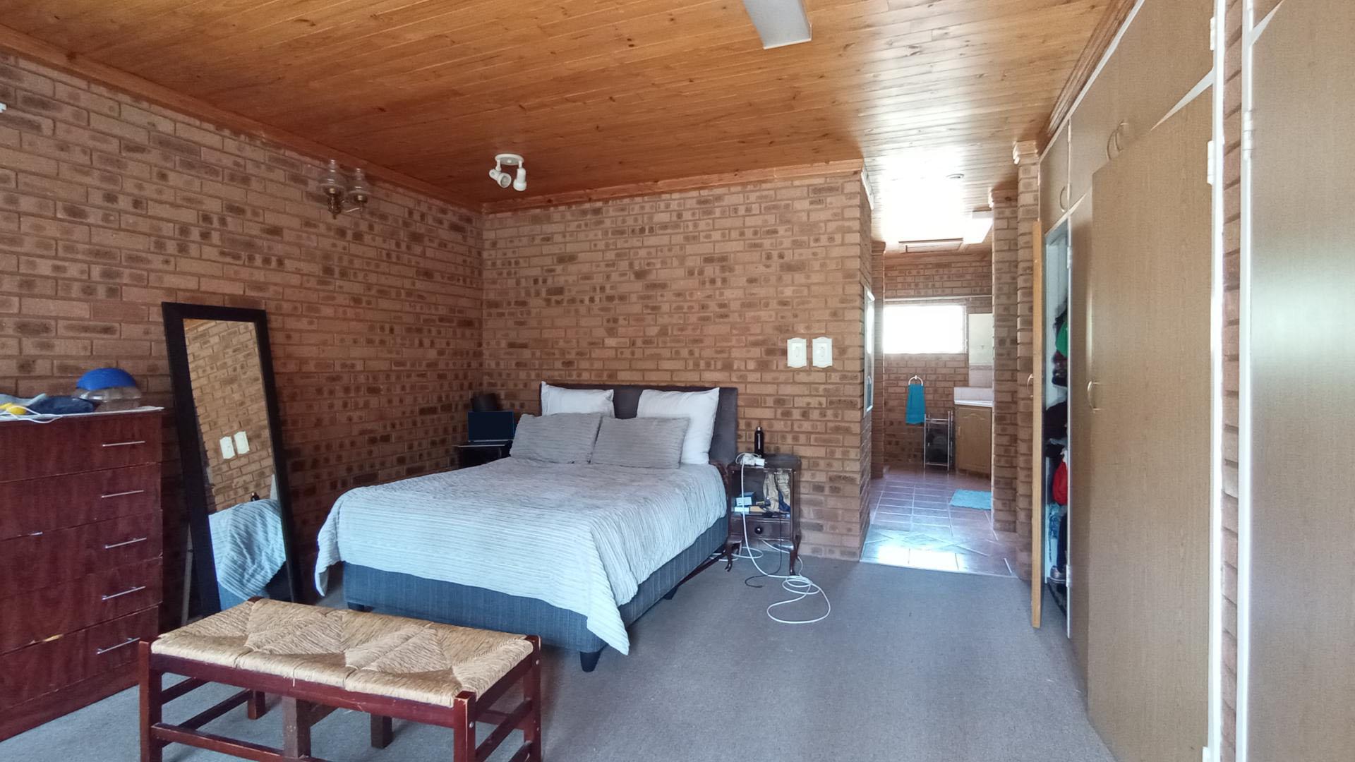 Main Bedroom - 28 square meters of property in Sunset View AH