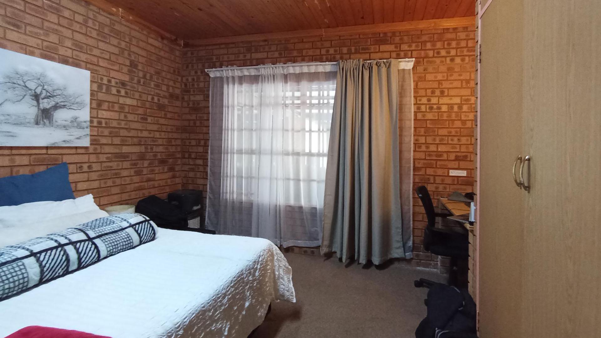 Bed Room 2 - 19 square meters of property in Sunset View AH