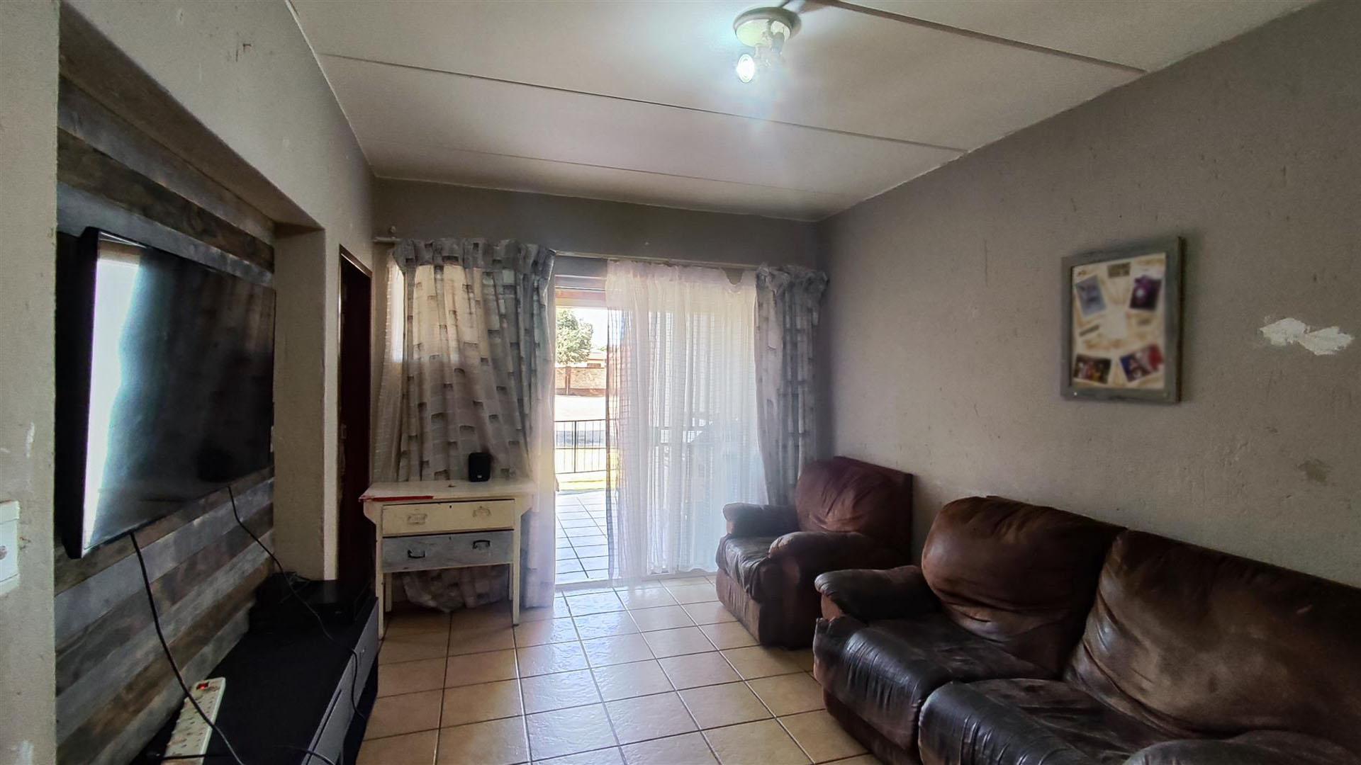 Lounges - 18 square meters of property in Comet