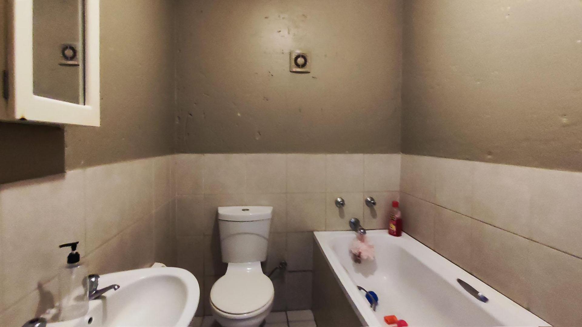 Bathroom 1 - 4 square meters of property in Comet