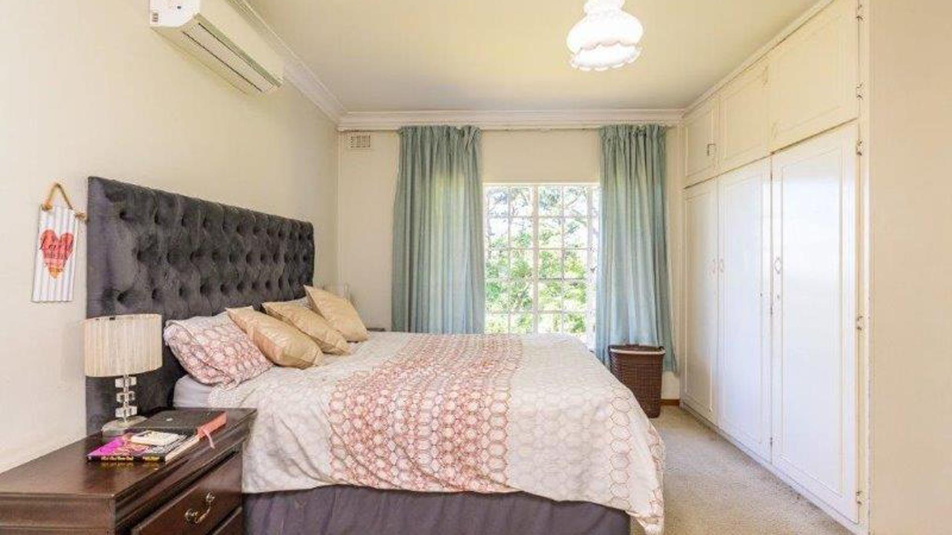 Main Bedroom - 23 square meters of property in Atholl Heights