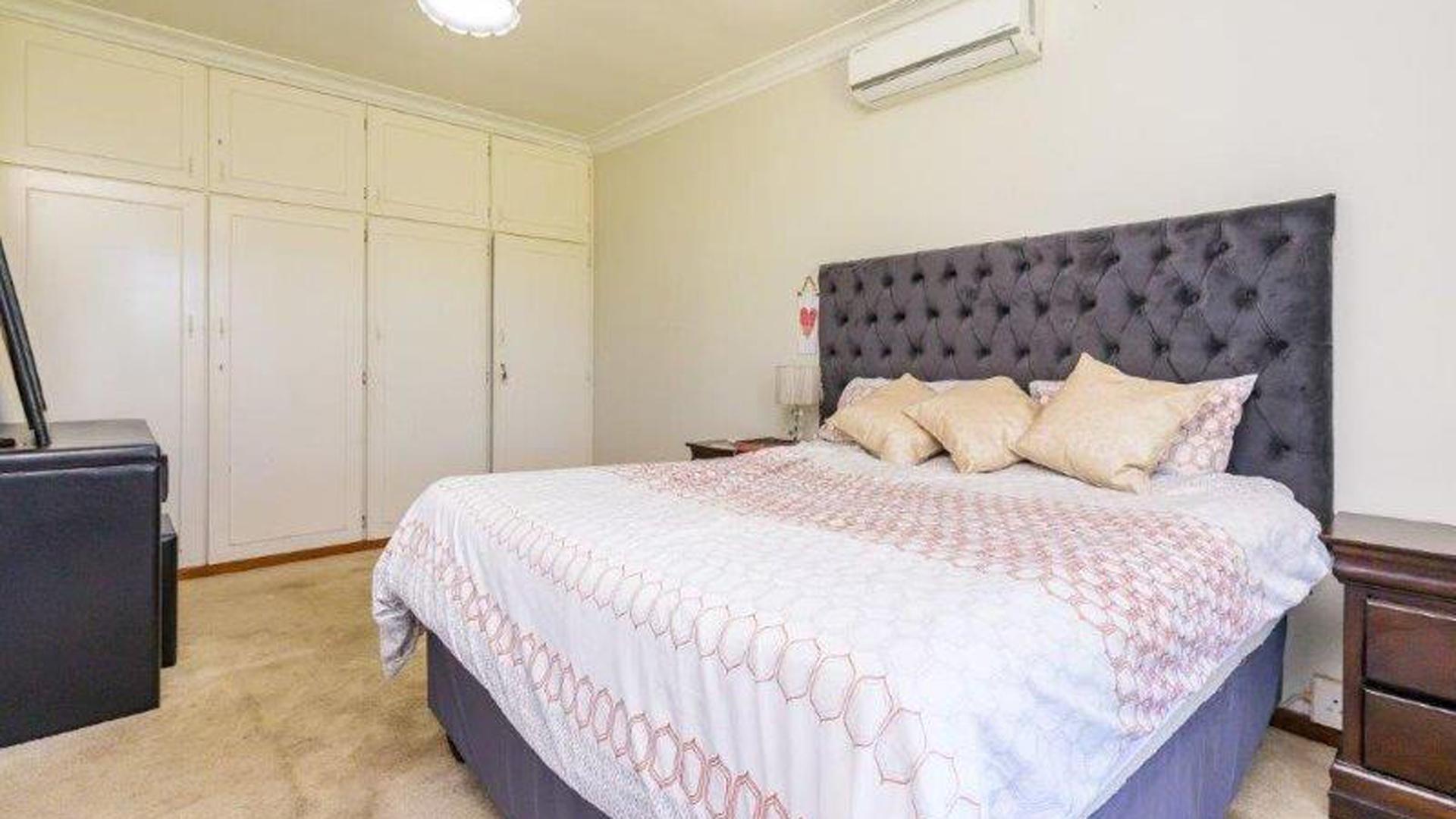 Main Bedroom - 23 square meters of property in Atholl Heights