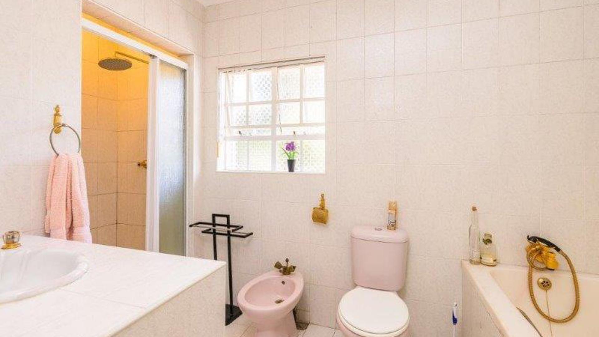 Main Bathroom - 7 square meters of property in Atholl Heights