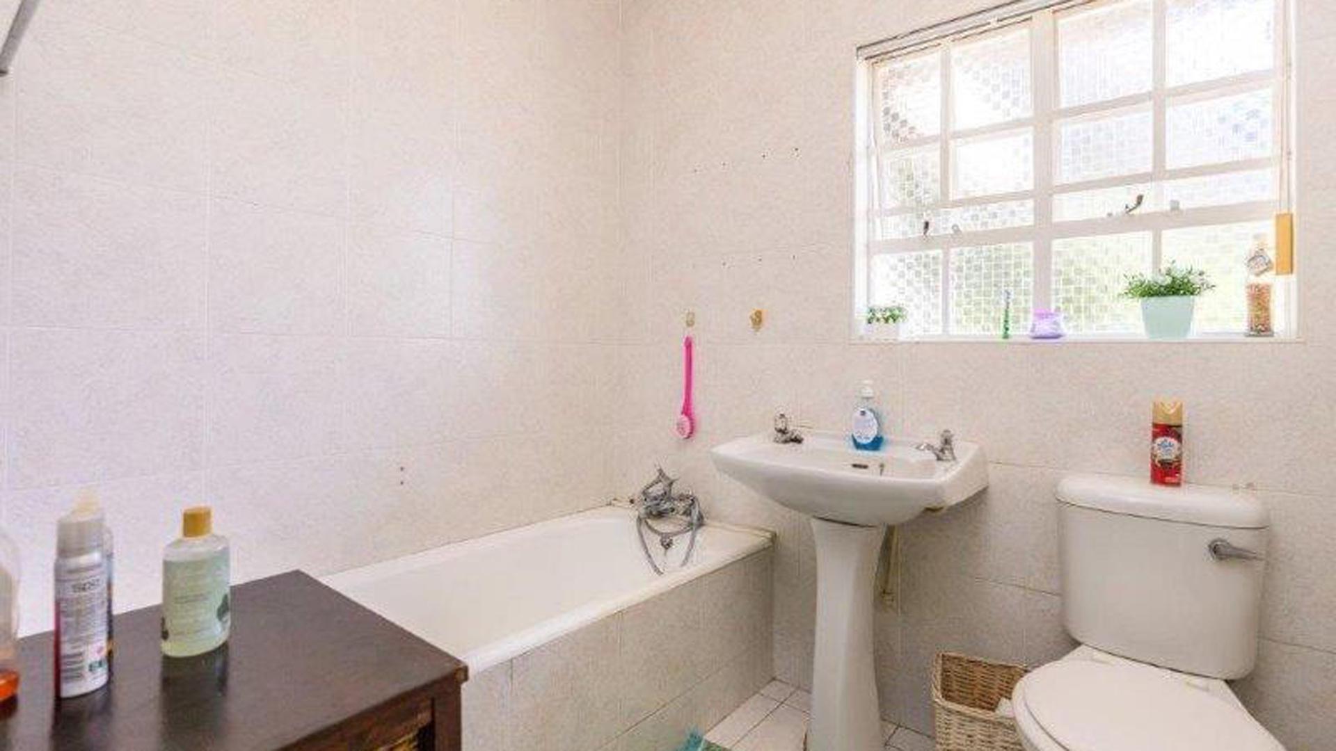 Bathroom 1 - 9 square meters of property in Atholl Heights