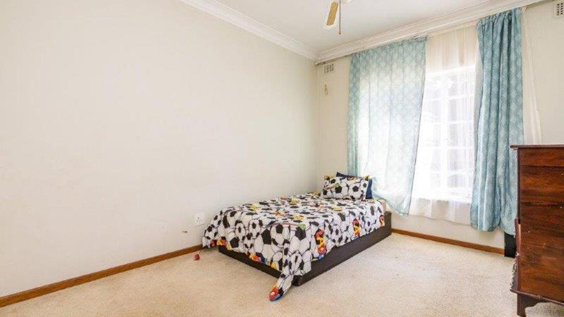 Bed Room 1 - 15 square meters of property in Atholl Heights
