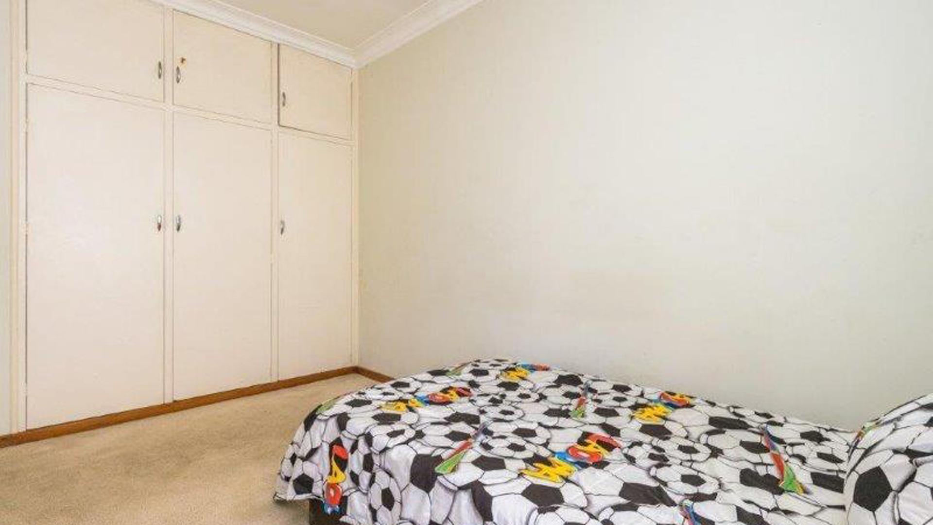 Bed Room 1 - 15 square meters of property in Atholl Heights