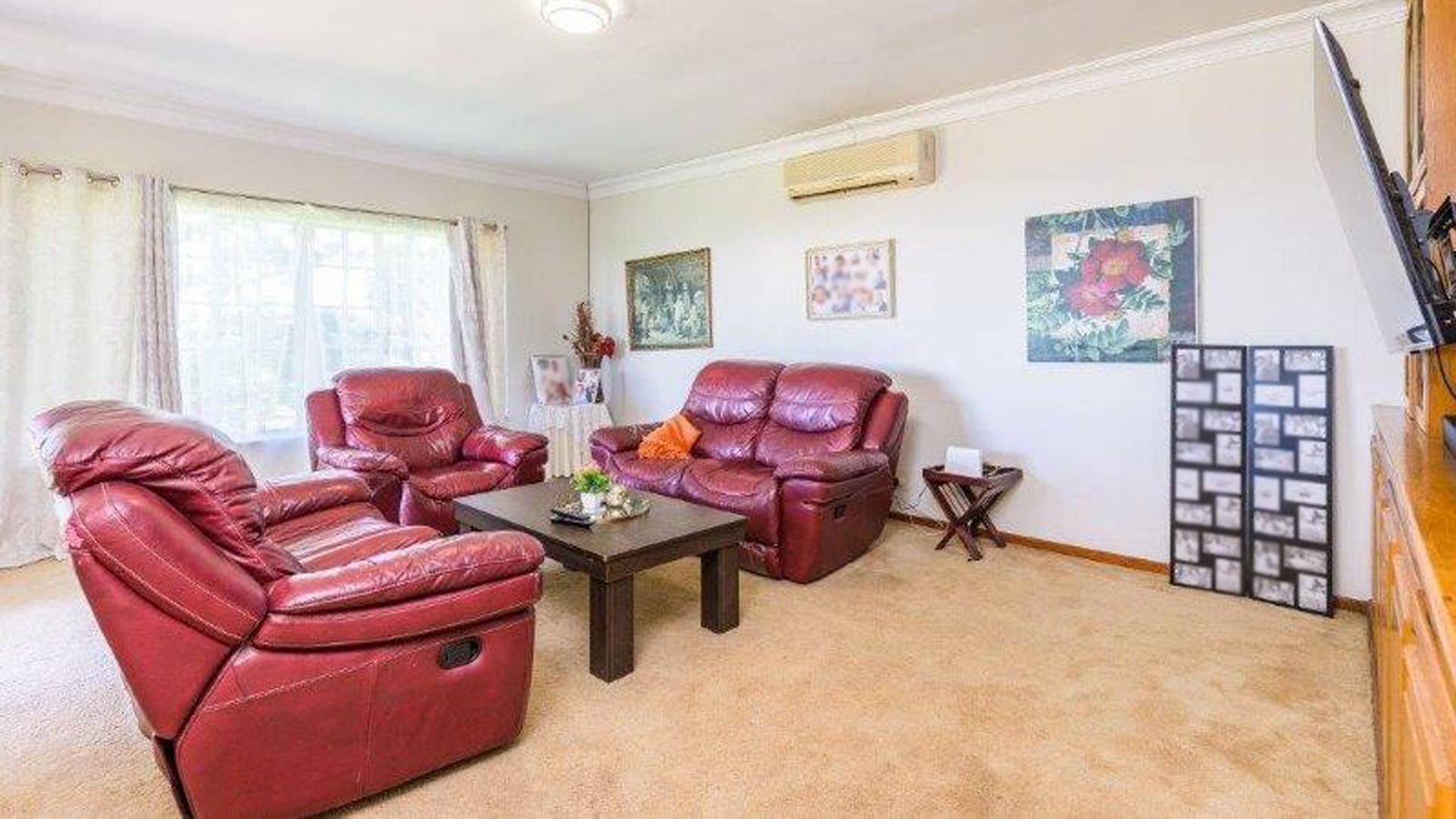 Lounges - 32 square meters of property in Atholl Heights