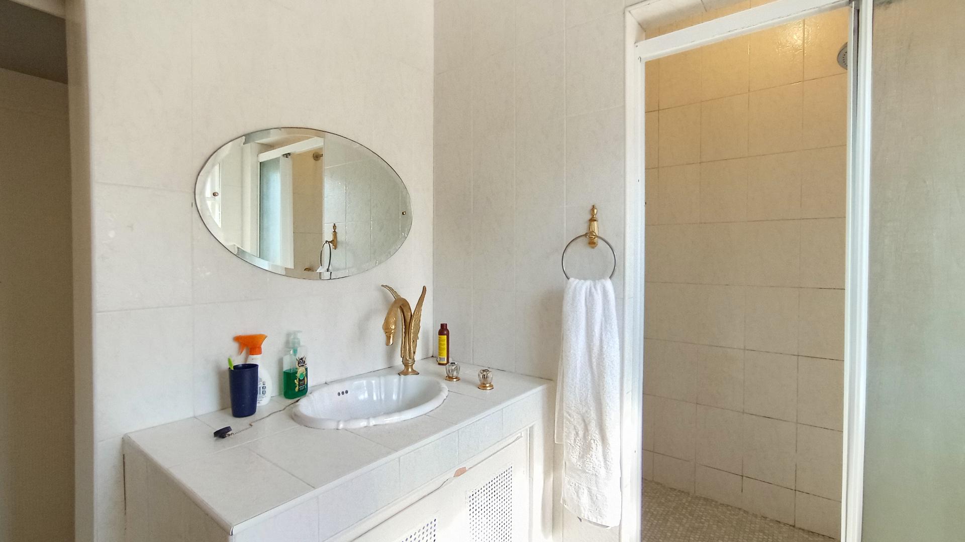 Main Bathroom - 7 square meters of property in Atholl Heights