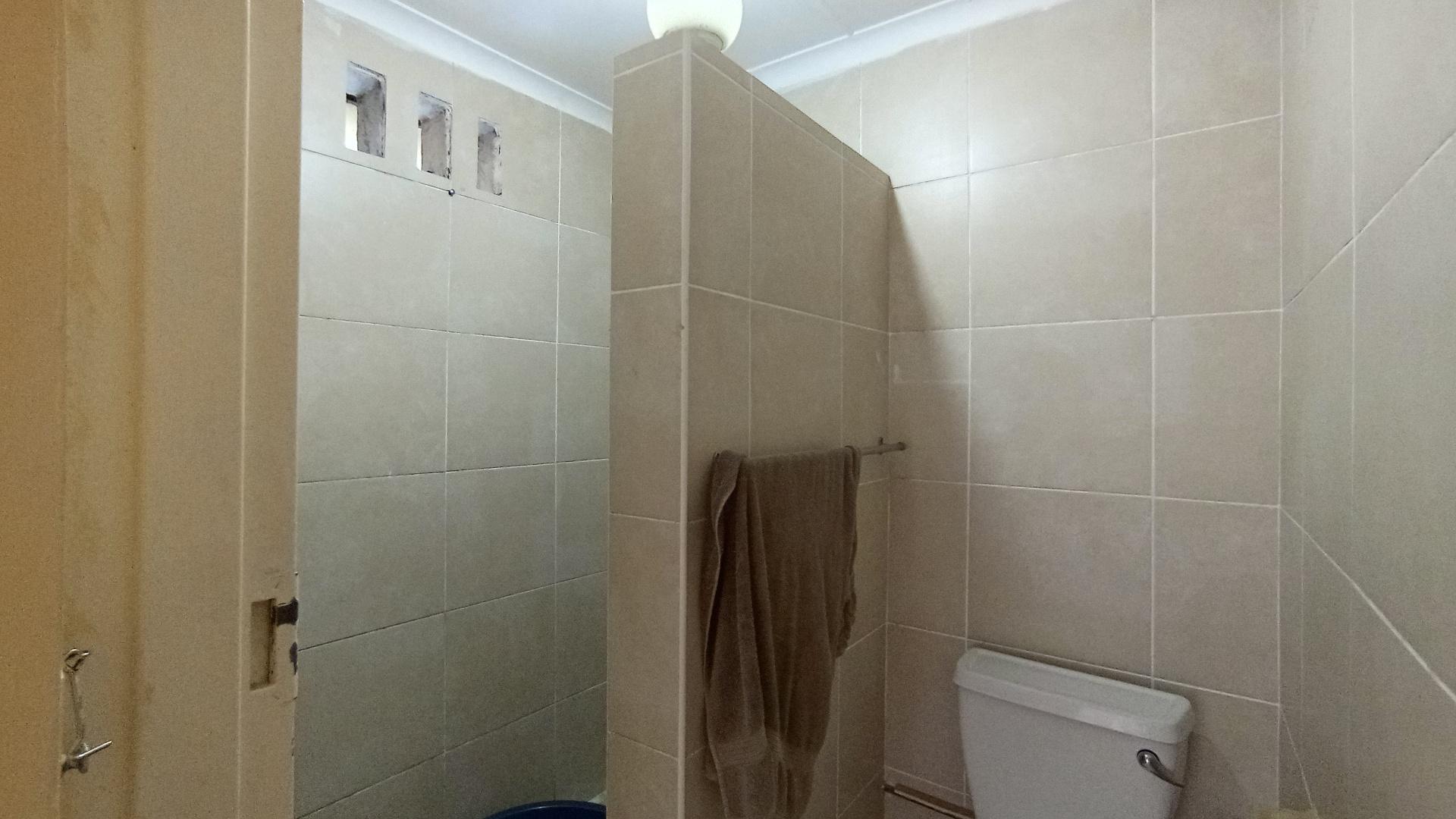 Bathroom 1 - 9 square meters of property in Atholl Heights