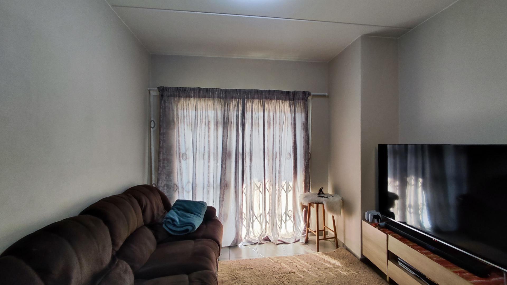 Lounges - 10 square meters of property in Rynfield