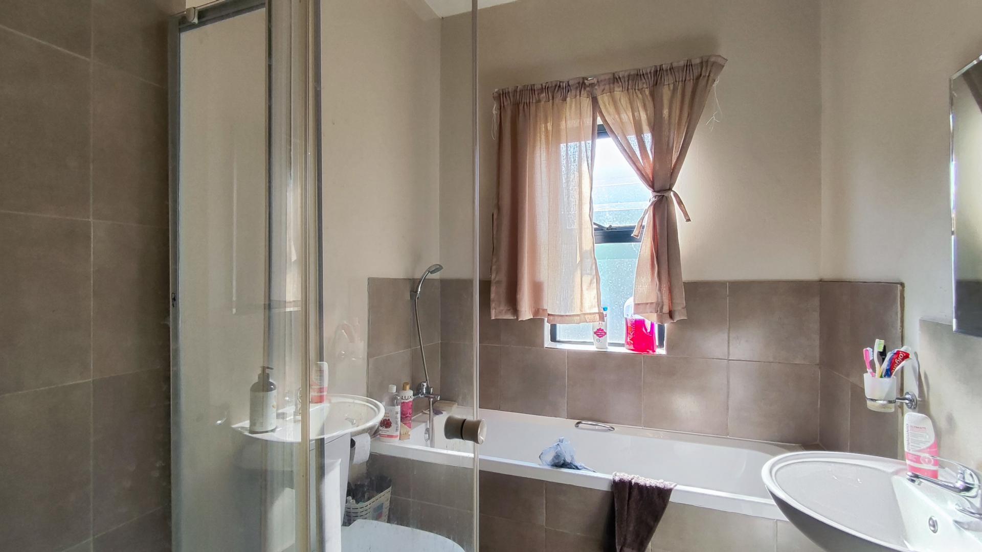 Bathroom 1 - 5 square meters of property in Rynfield