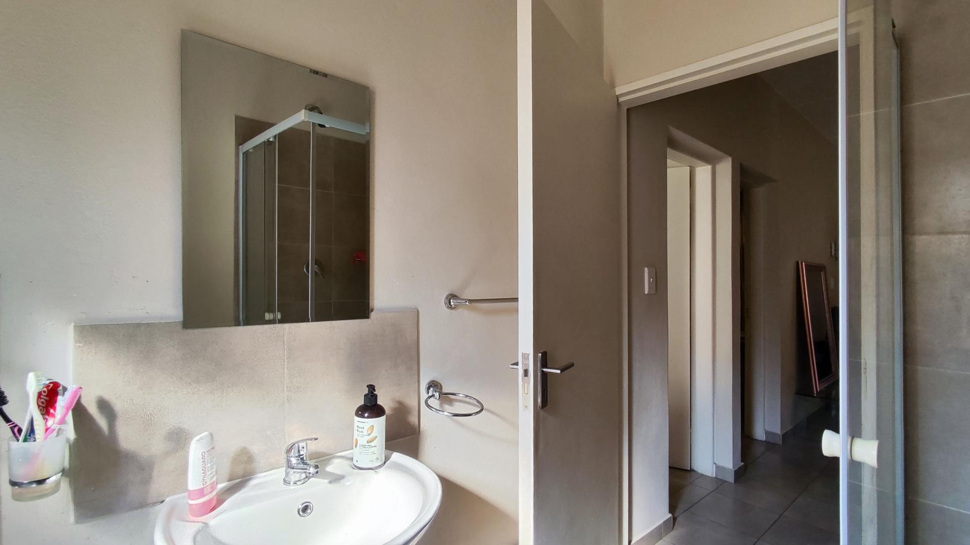 Bathroom 1 - 5 square meters of property in Rynfield
