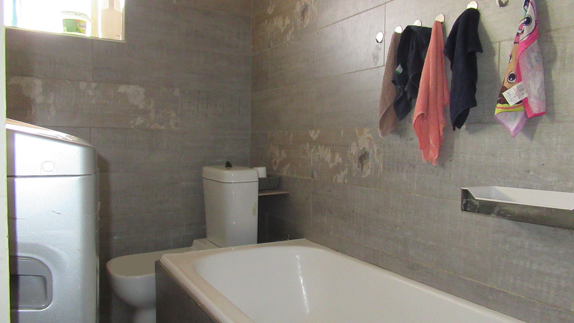 Bathroom 1 - 6 square meters of property in Florida