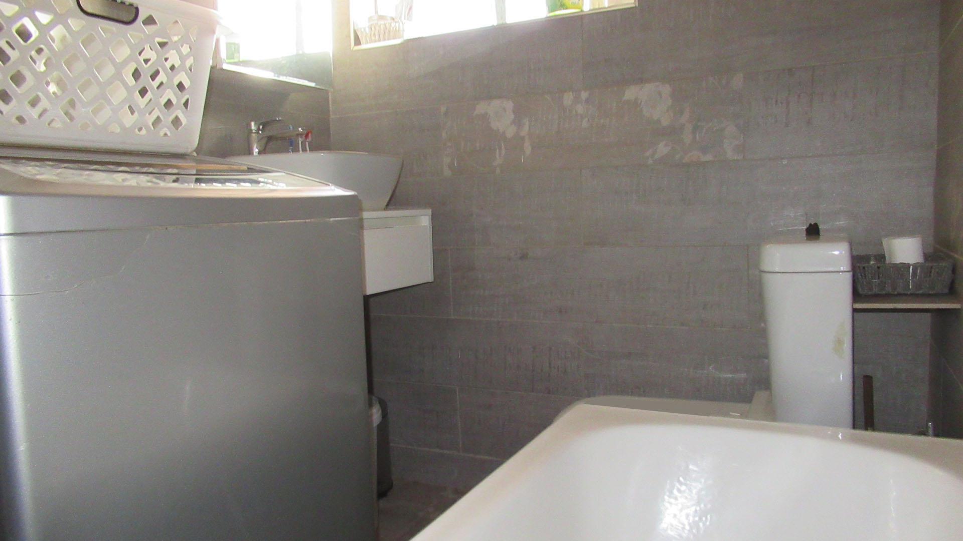 Bathroom 1 - 6 square meters of property in Florida