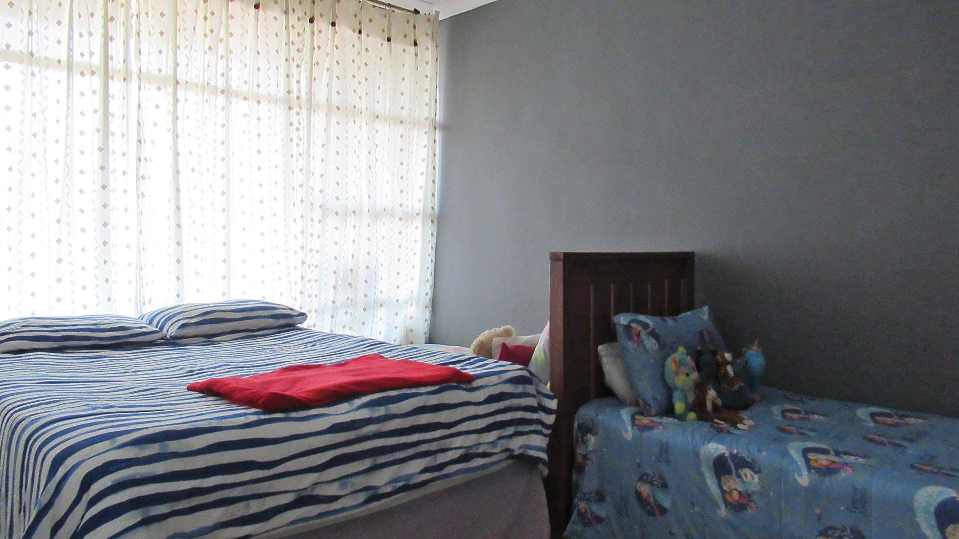 Bed Room 1 - 19 square meters of property in Florida