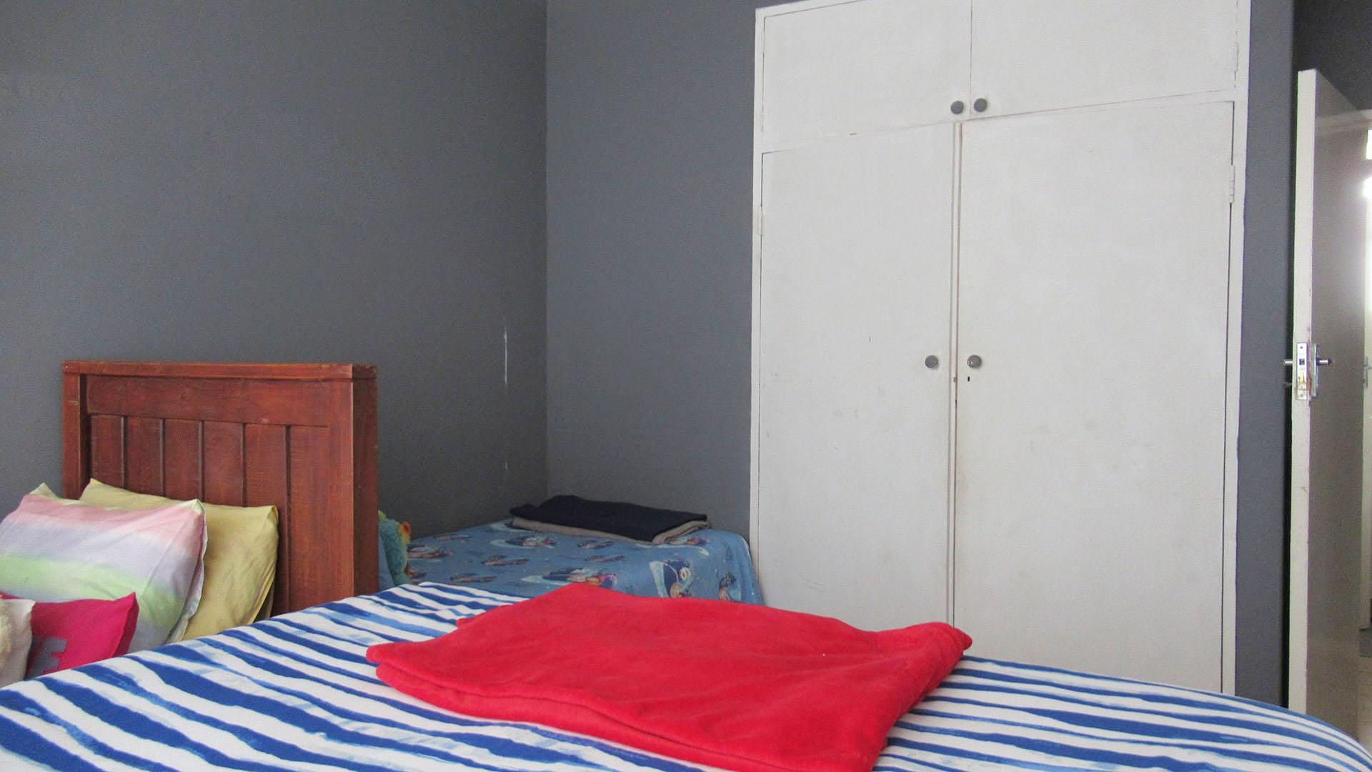 Bed Room 1 - 19 square meters of property in Florida