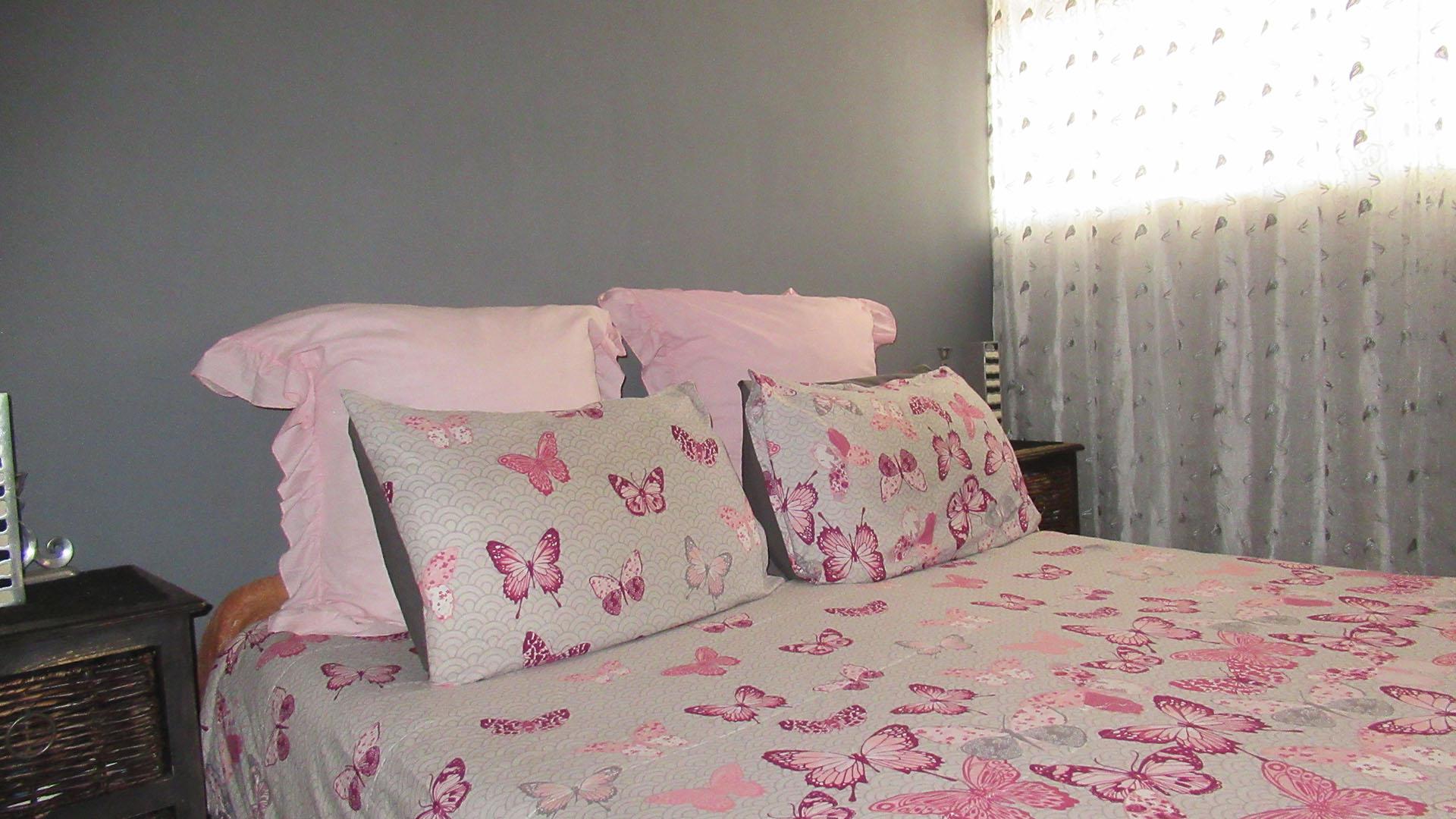 Bed Room 2 - 9 square meters of property in Florida