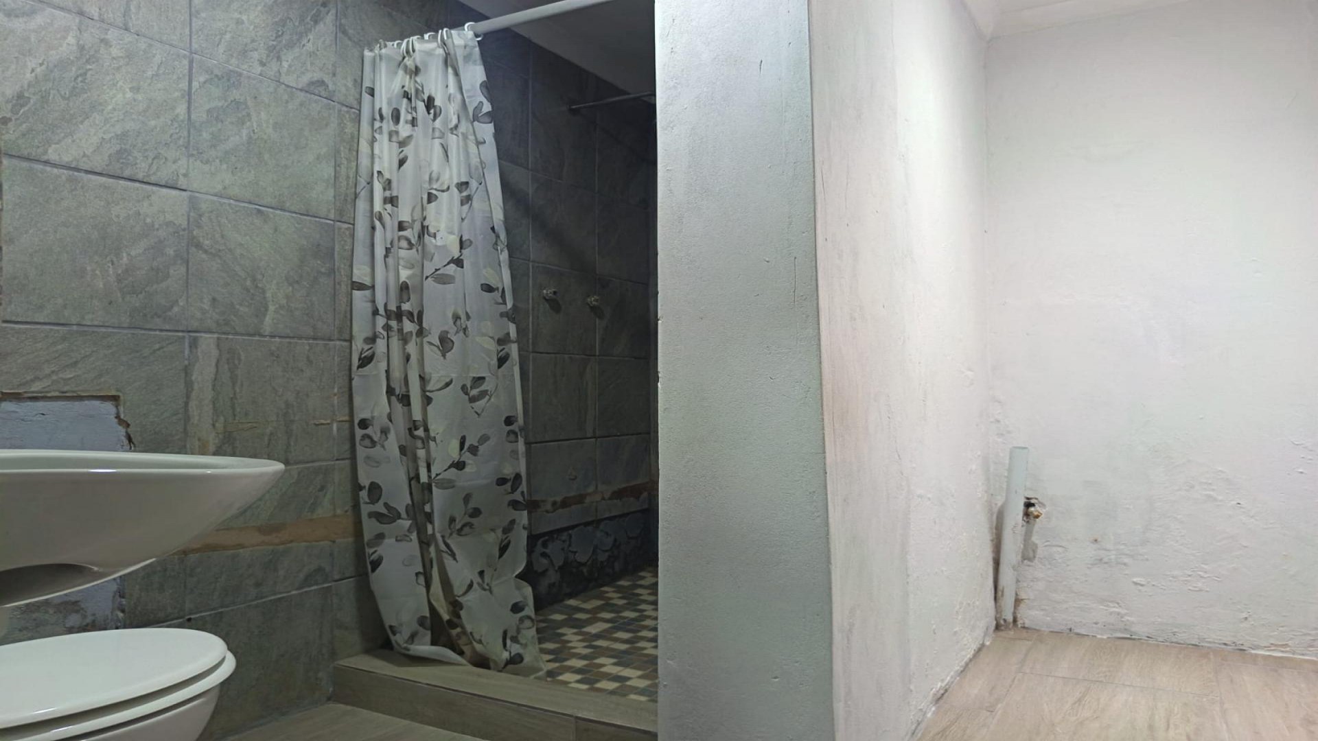 Bathroom 2 of property in Krugersdorp West