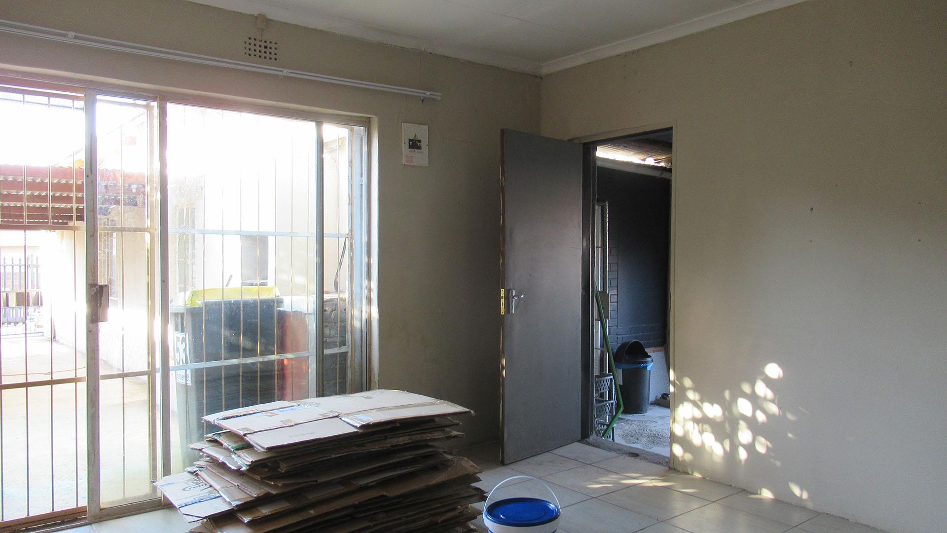 Lounges - 53 square meters of property in Krugersdorp West
