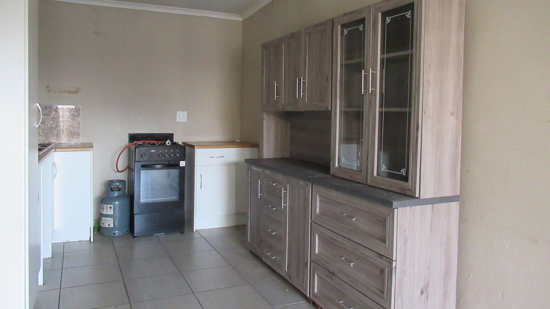 Kitchen - 29 square meters of property in Krugersdorp West