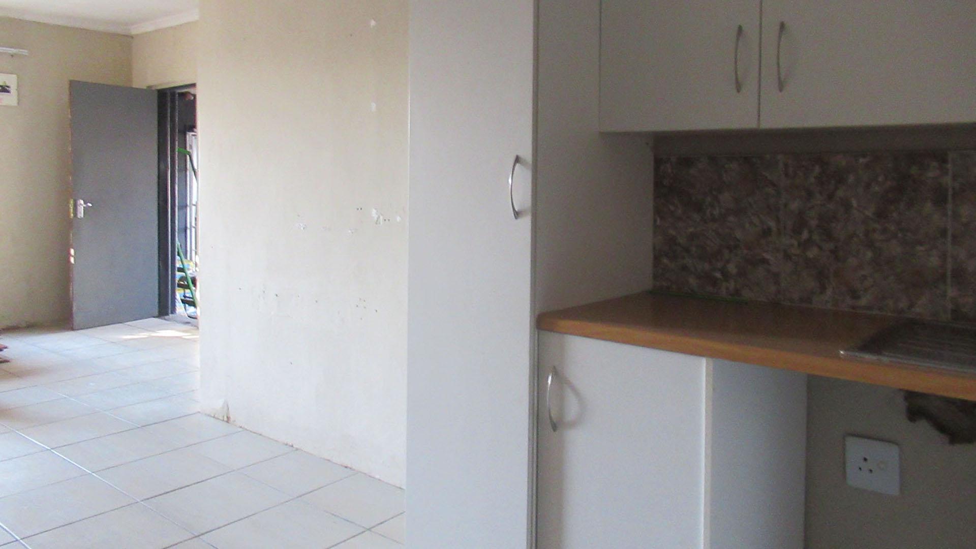 Kitchen - 29 square meters of property in Krugersdorp West