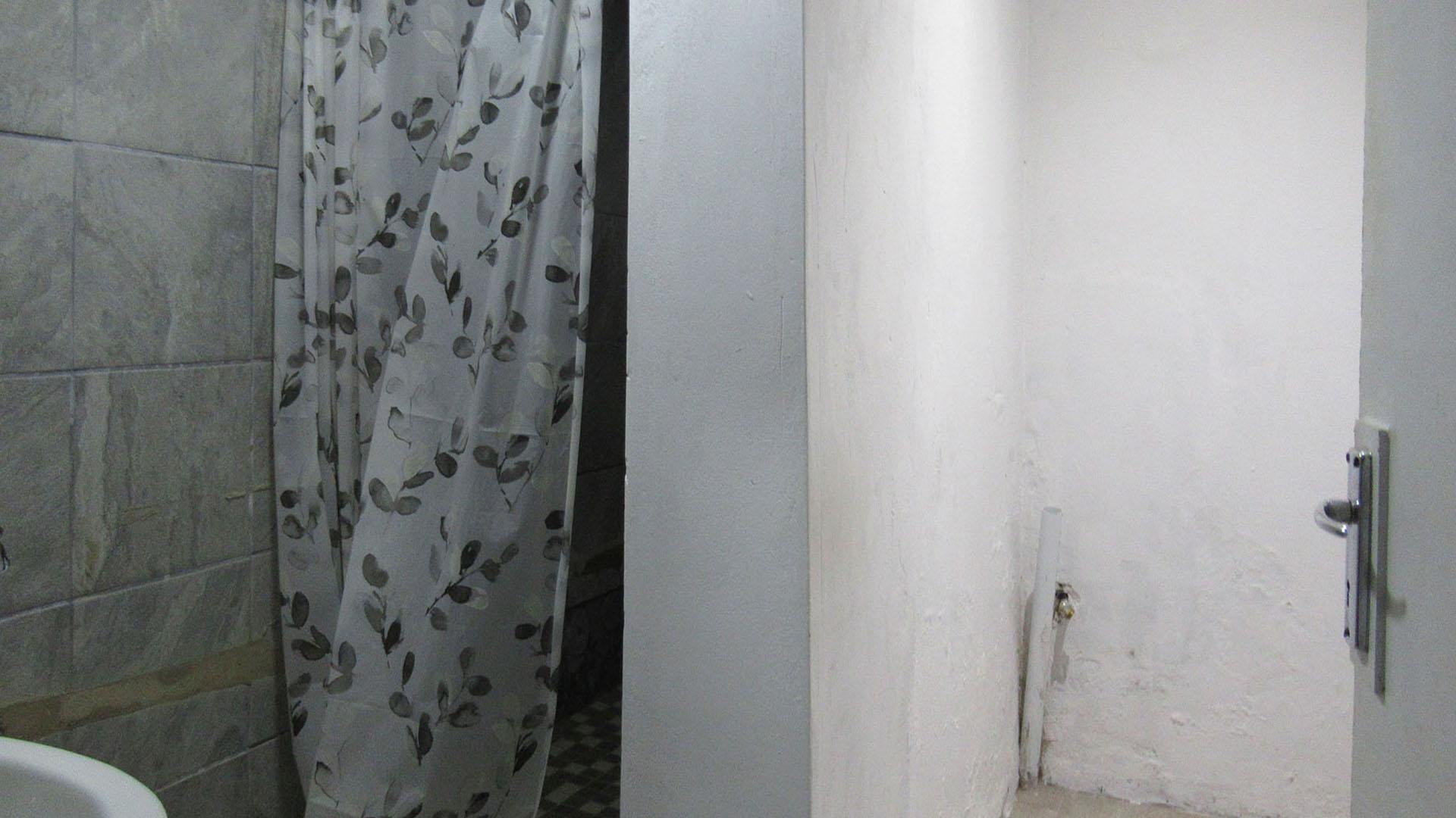 Bathroom 2 - 6 square meters of property in Krugersdorp West