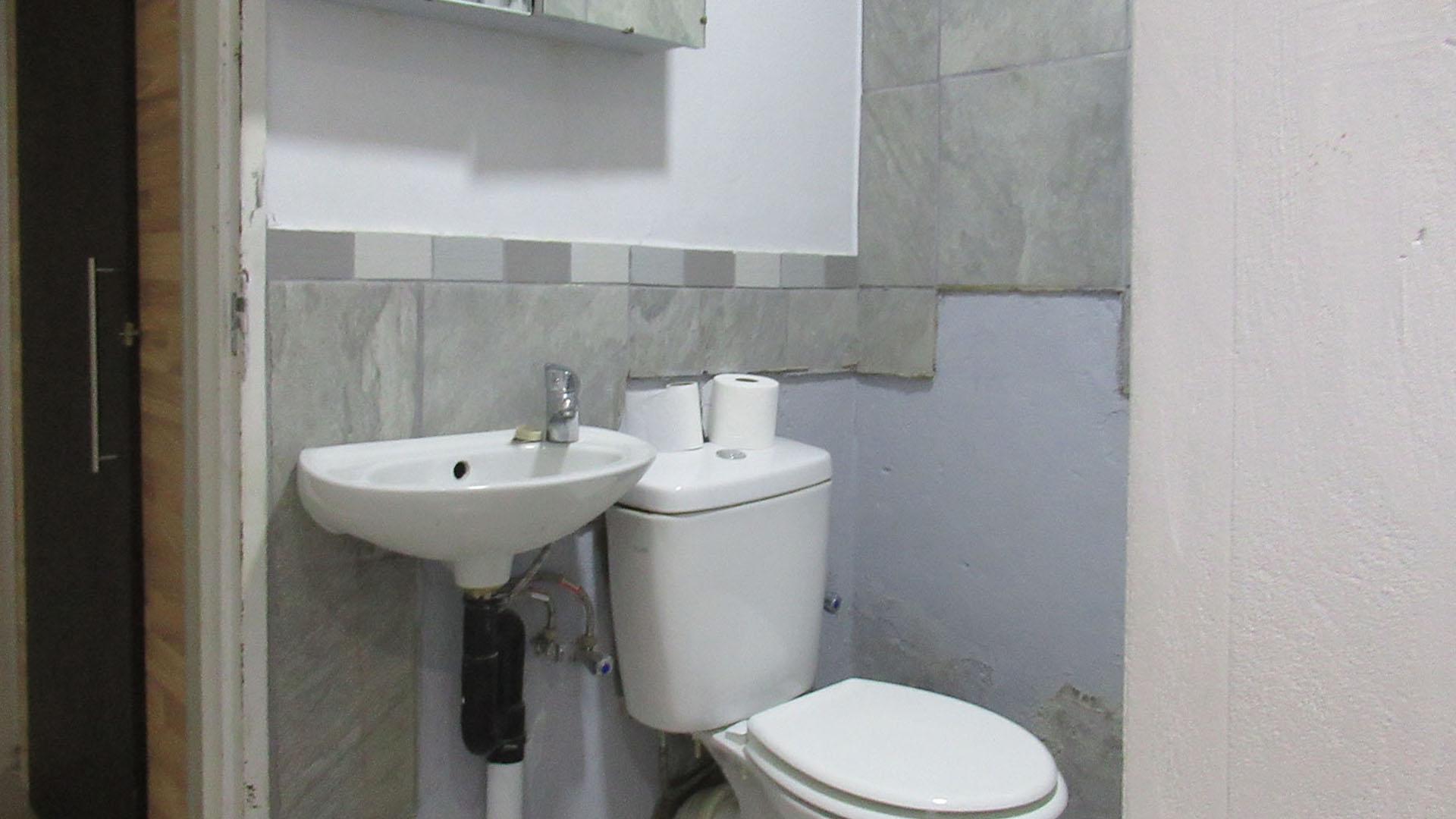 Bathroom 2 - 6 square meters of property in Krugersdorp West