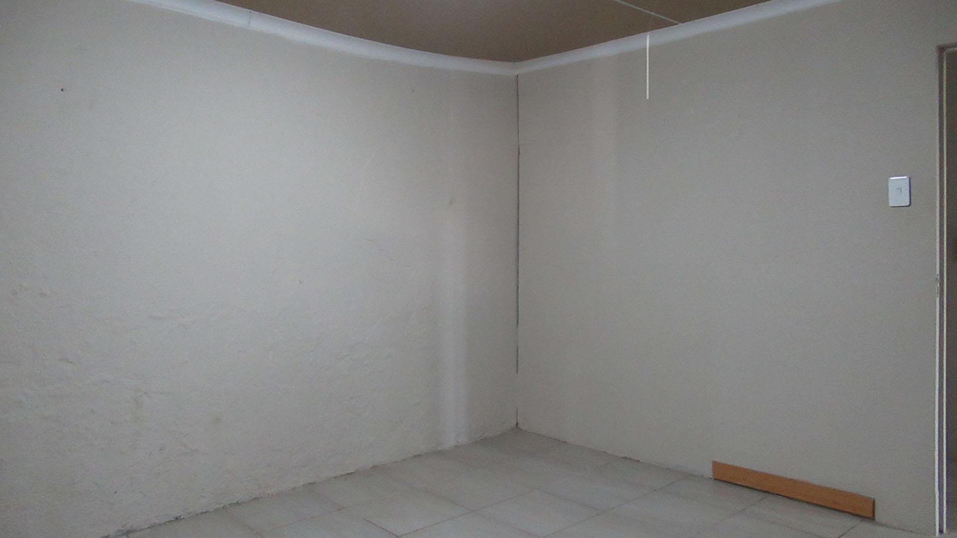 Bed Room 4 - 13 square meters of property in Krugersdorp West
