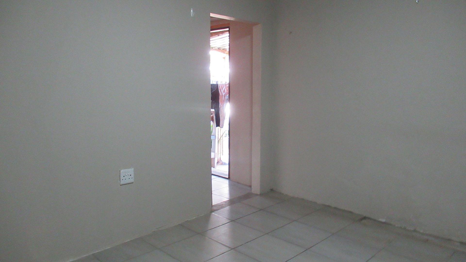 Bed Room 4 - 13 square meters of property in Krugersdorp West