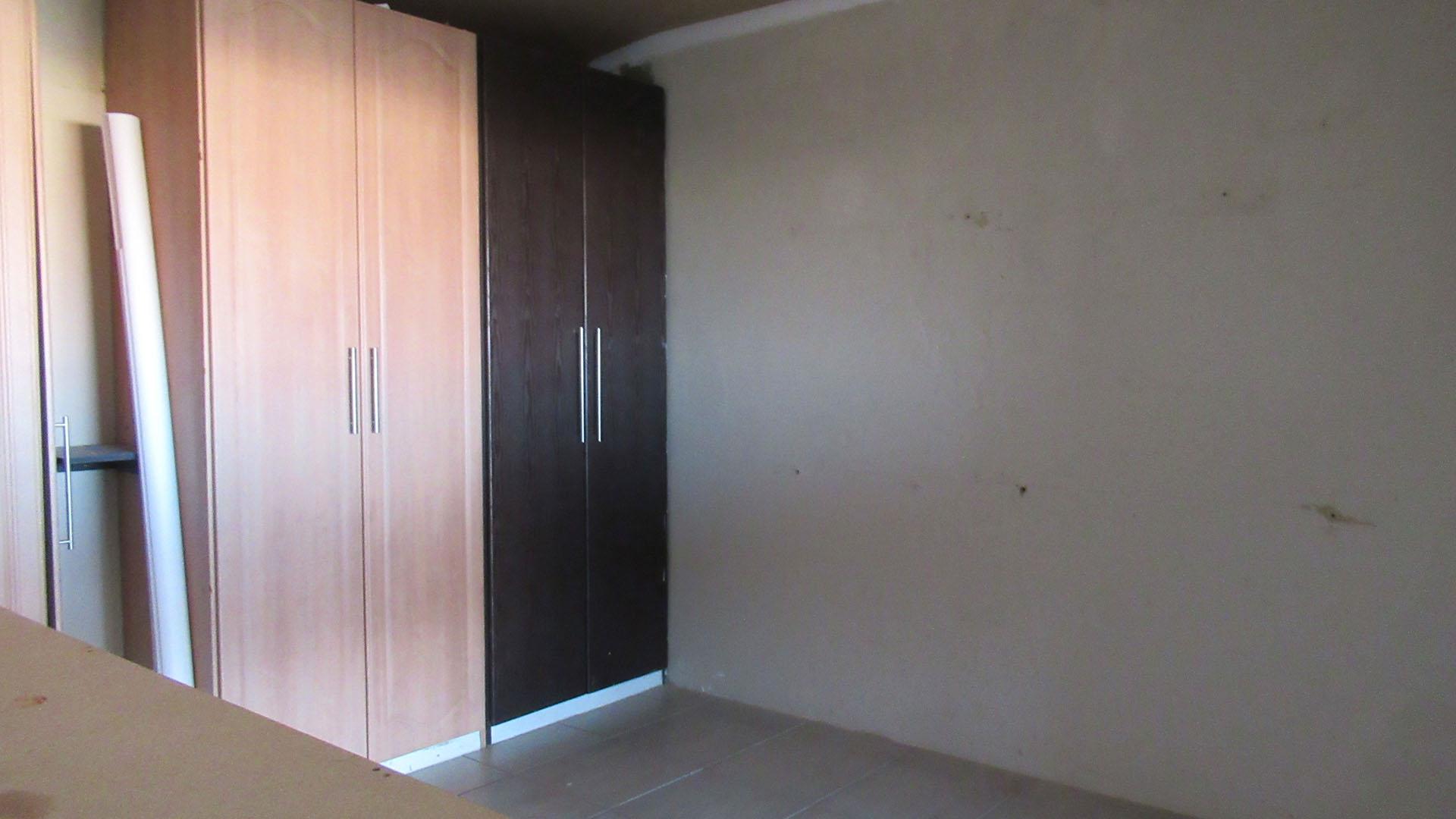 Bed Room 5+ - 15 square meters of property in Krugersdorp West