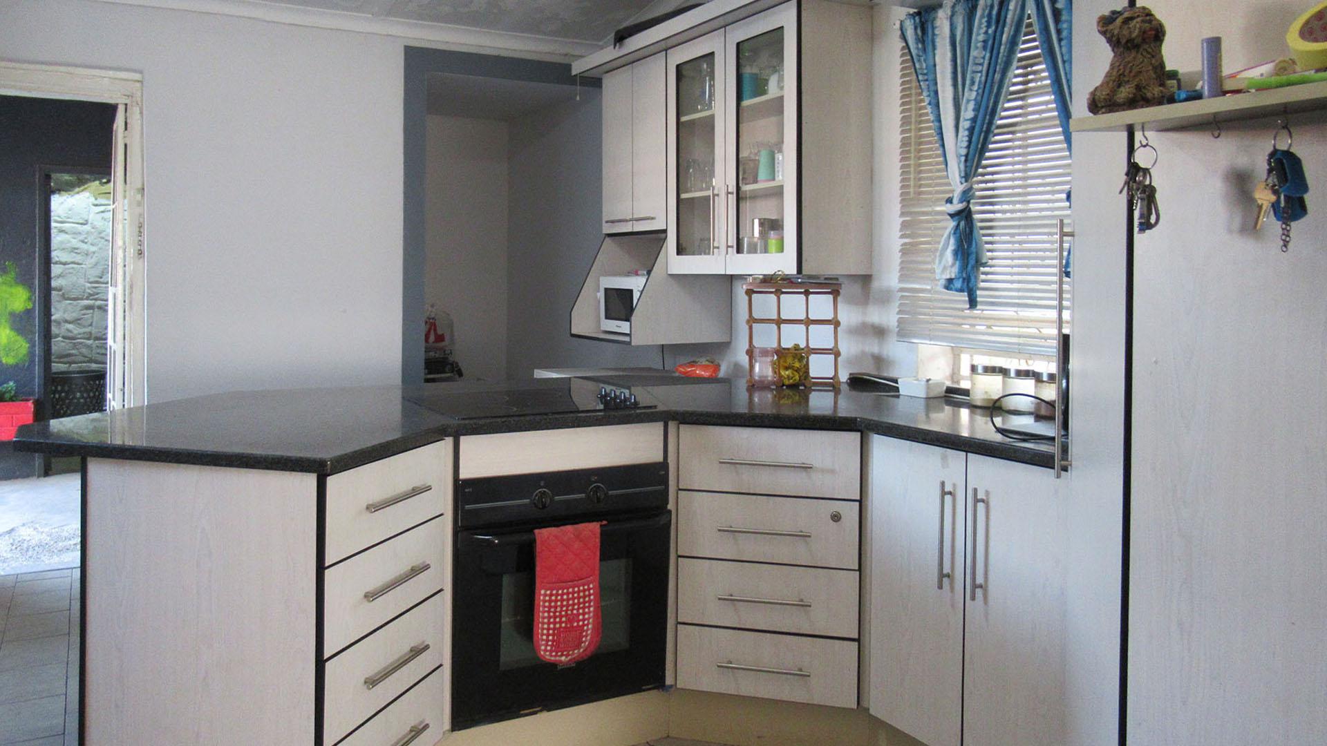 Kitchen - 29 square meters of property in Krugersdorp West
