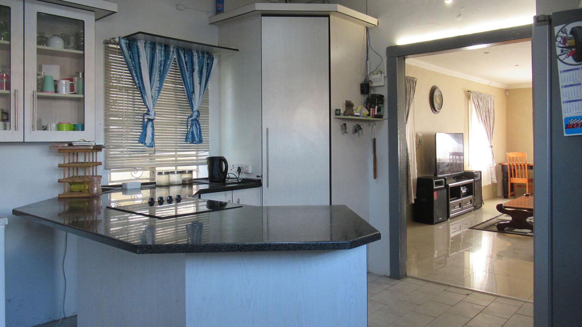 Kitchen - 29 square meters of property in Krugersdorp West