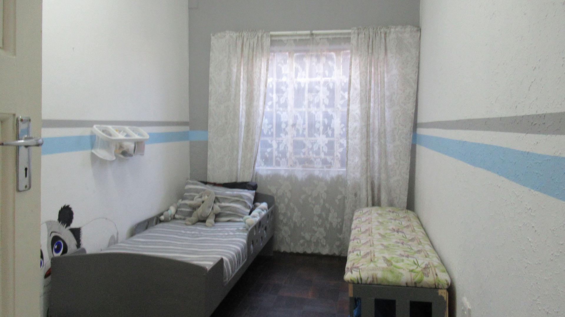 Bed Room 2 - 11 square meters of property in Krugersdorp West