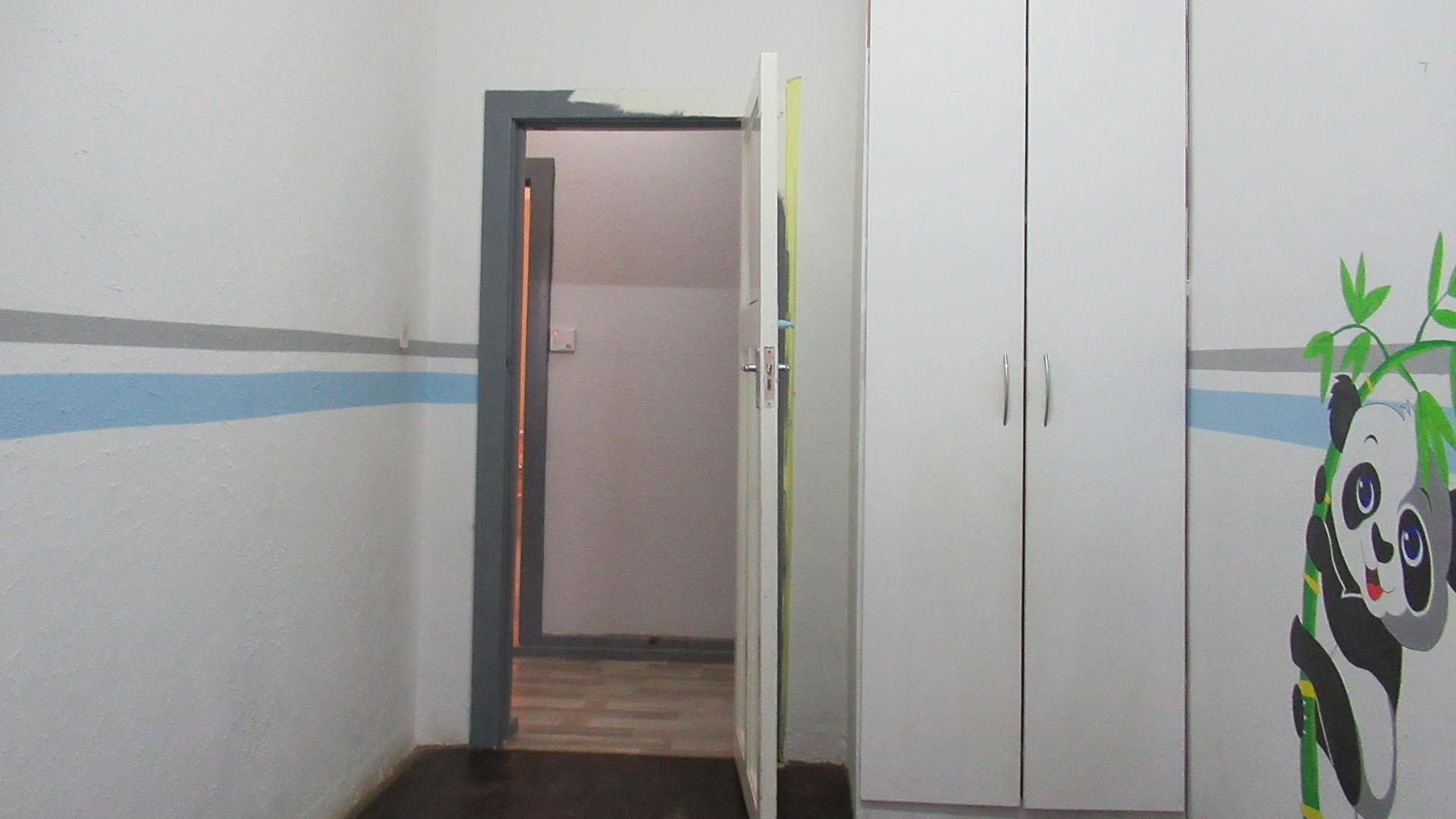 Bed Room 2 - 11 square meters of property in Krugersdorp West
