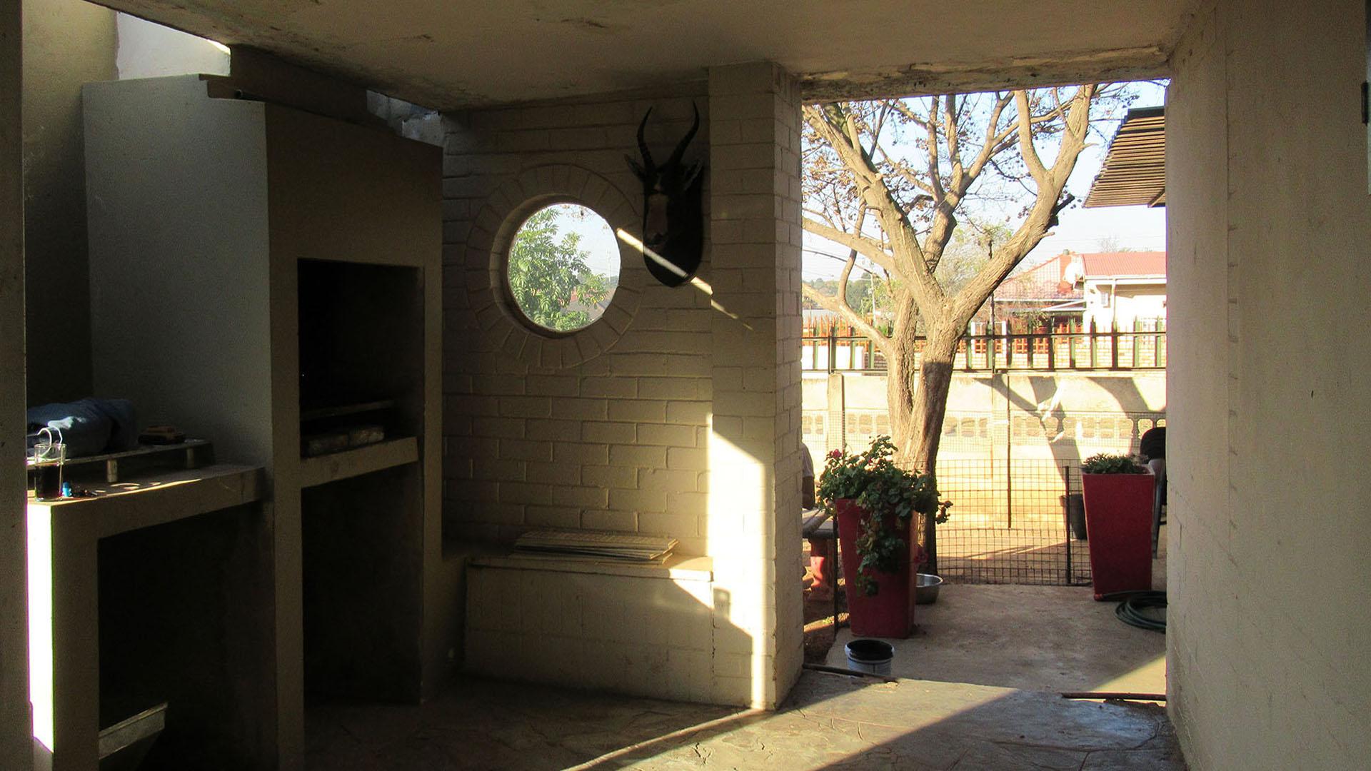 Patio - 19 square meters of property in Krugersdorp West
