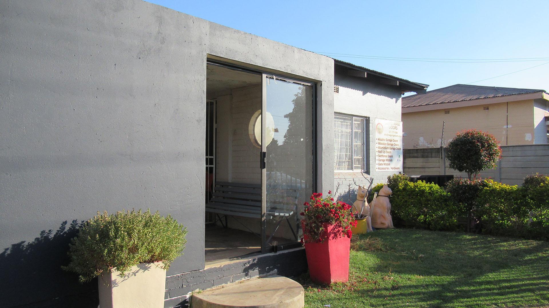 Front View of property in Krugersdorp West