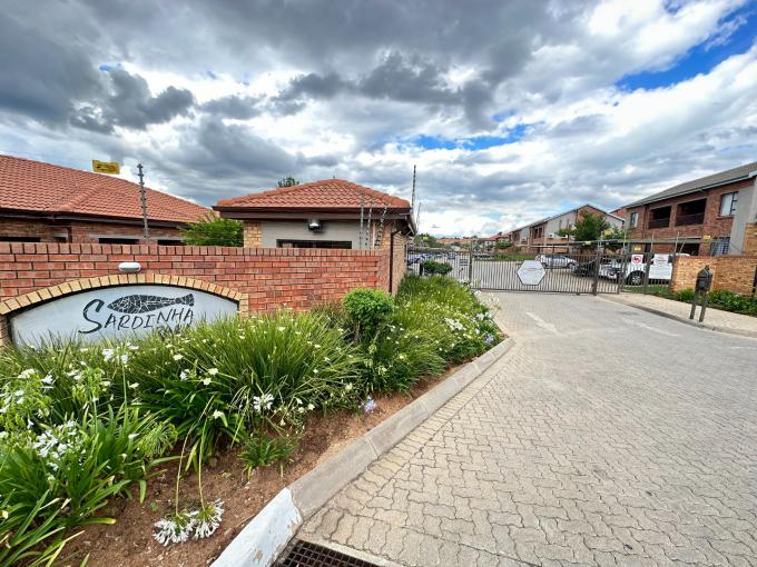 2 Bedroom House to Rent in Wilgeheuwel  - Property to rent - MR689716