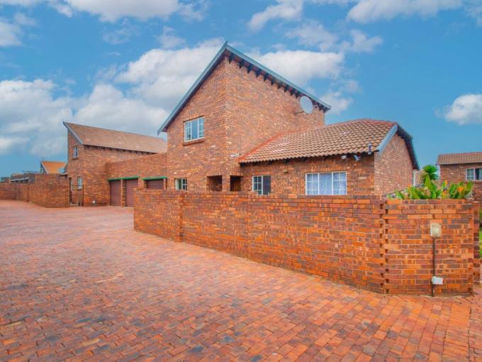3 Bedroom Simplex for Sale For Sale in Weltevreden Park - MR689801