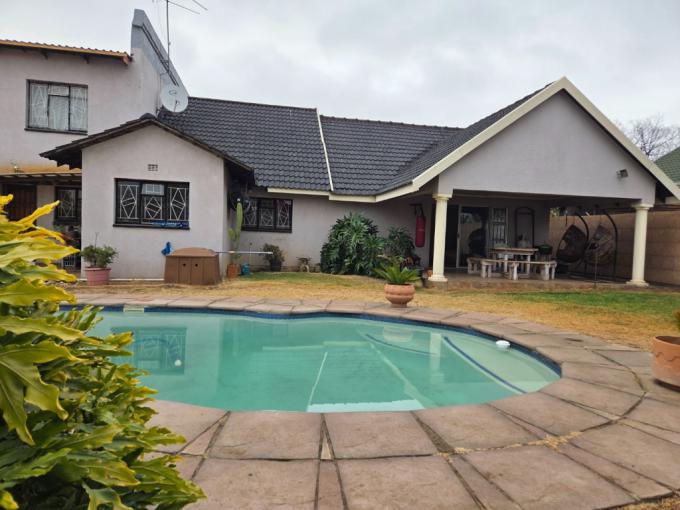 4 Bedroom House for Sale For Sale in General Albertspark - MR689803