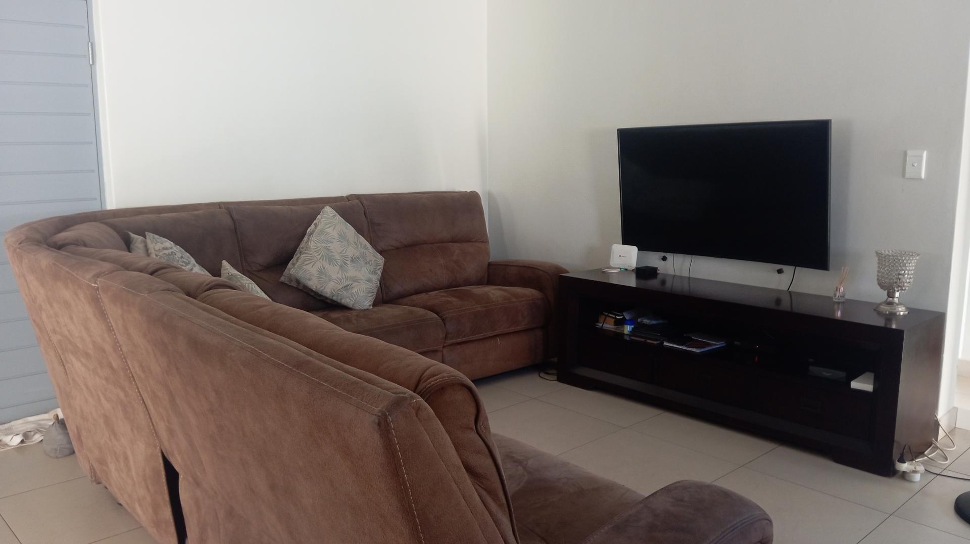 Lounges - 38 square meters of property in Celtisdal