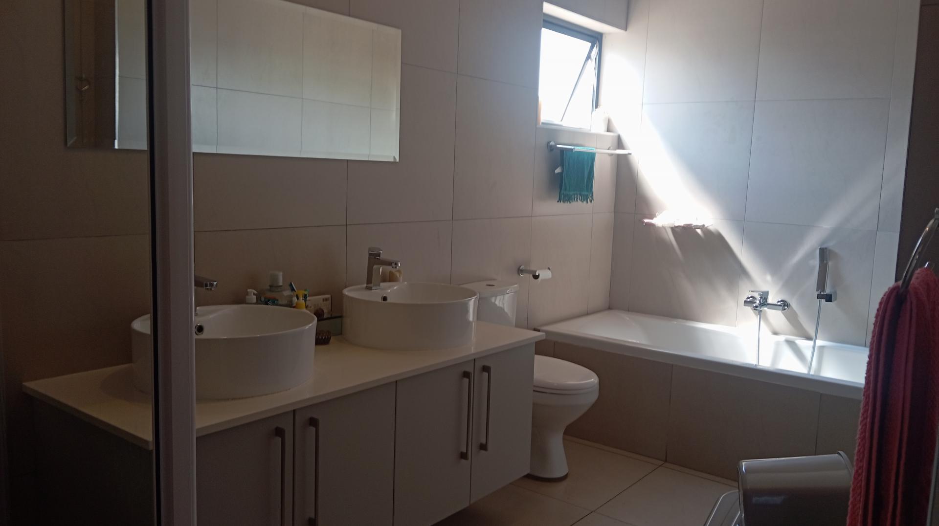 Main Bathroom - 10 square meters of property in Celtisdal