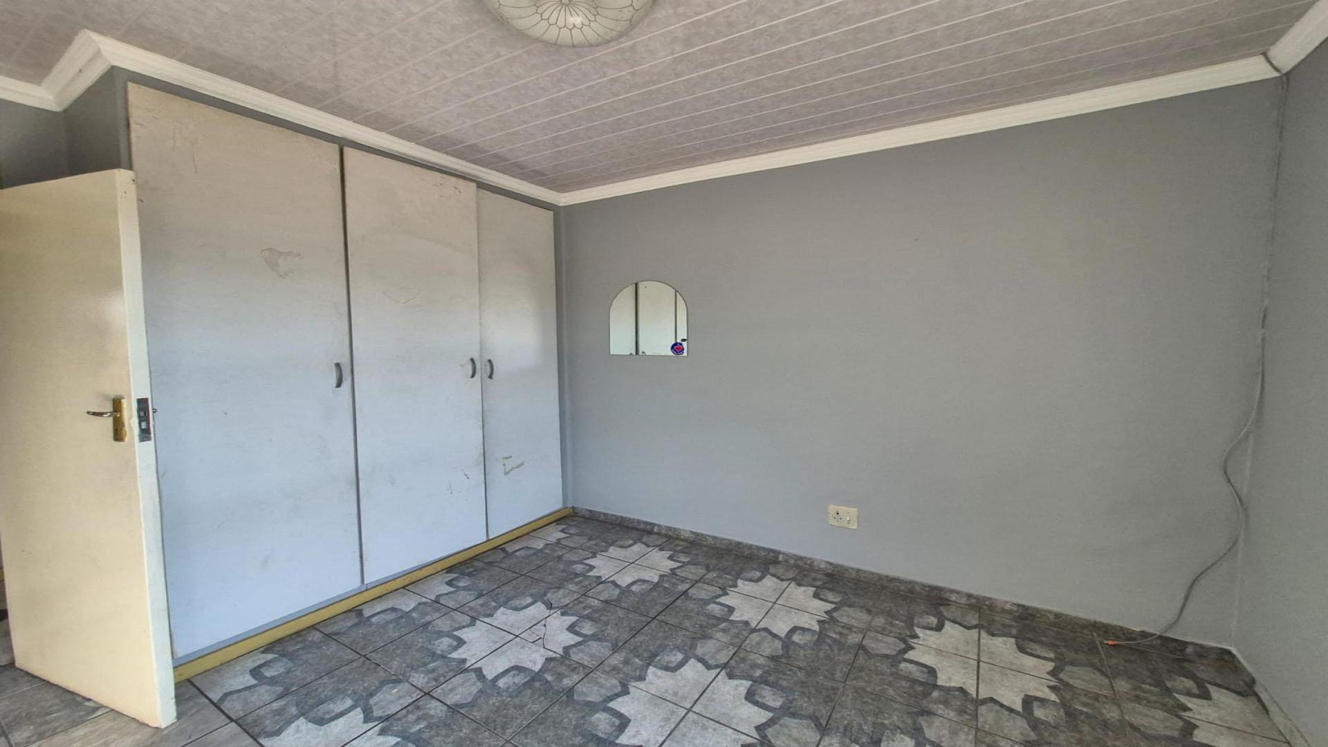 Bed Room 1 of property in Secunda