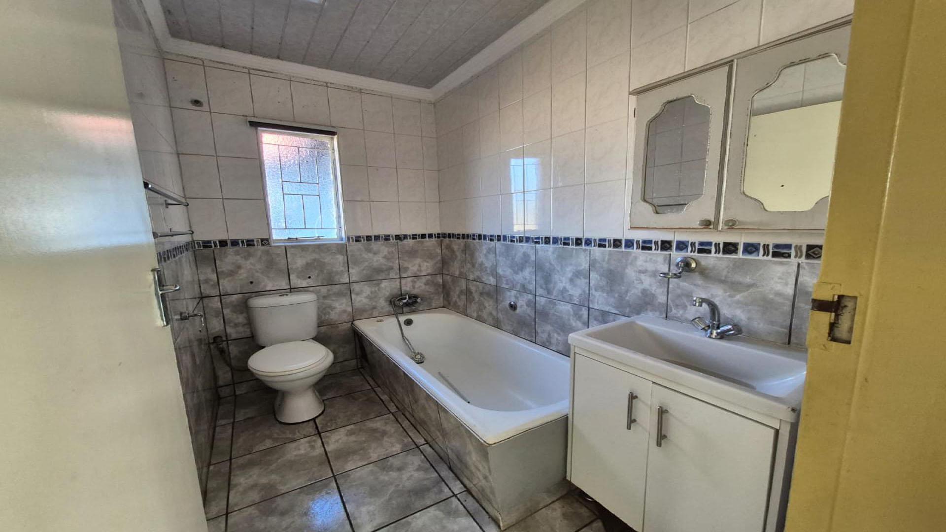 Bathroom 2 of property in Secunda