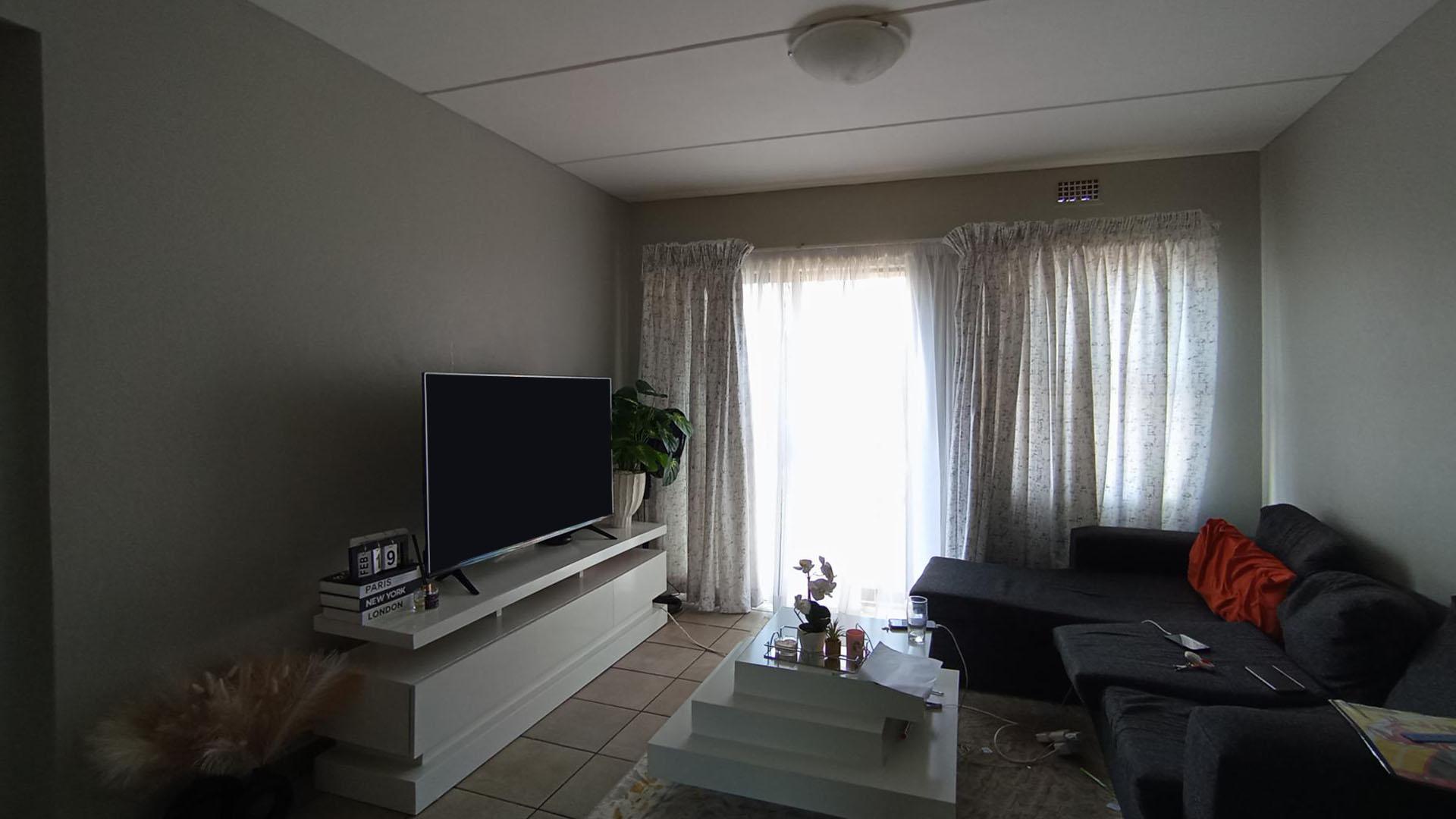 Lounges - 16 square meters of property in Montana