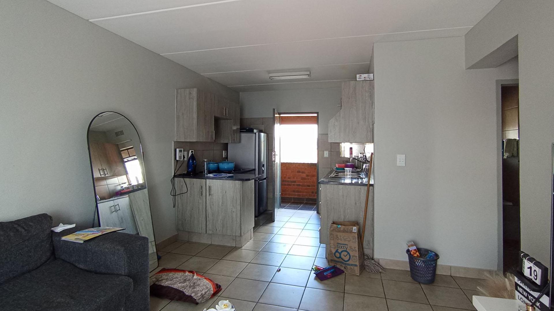 Lounges - 16 square meters of property in Montana