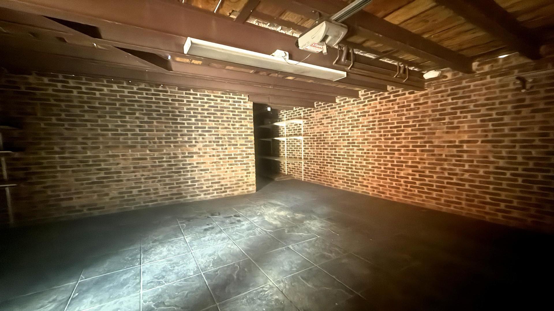 Garage of property in Glenvista