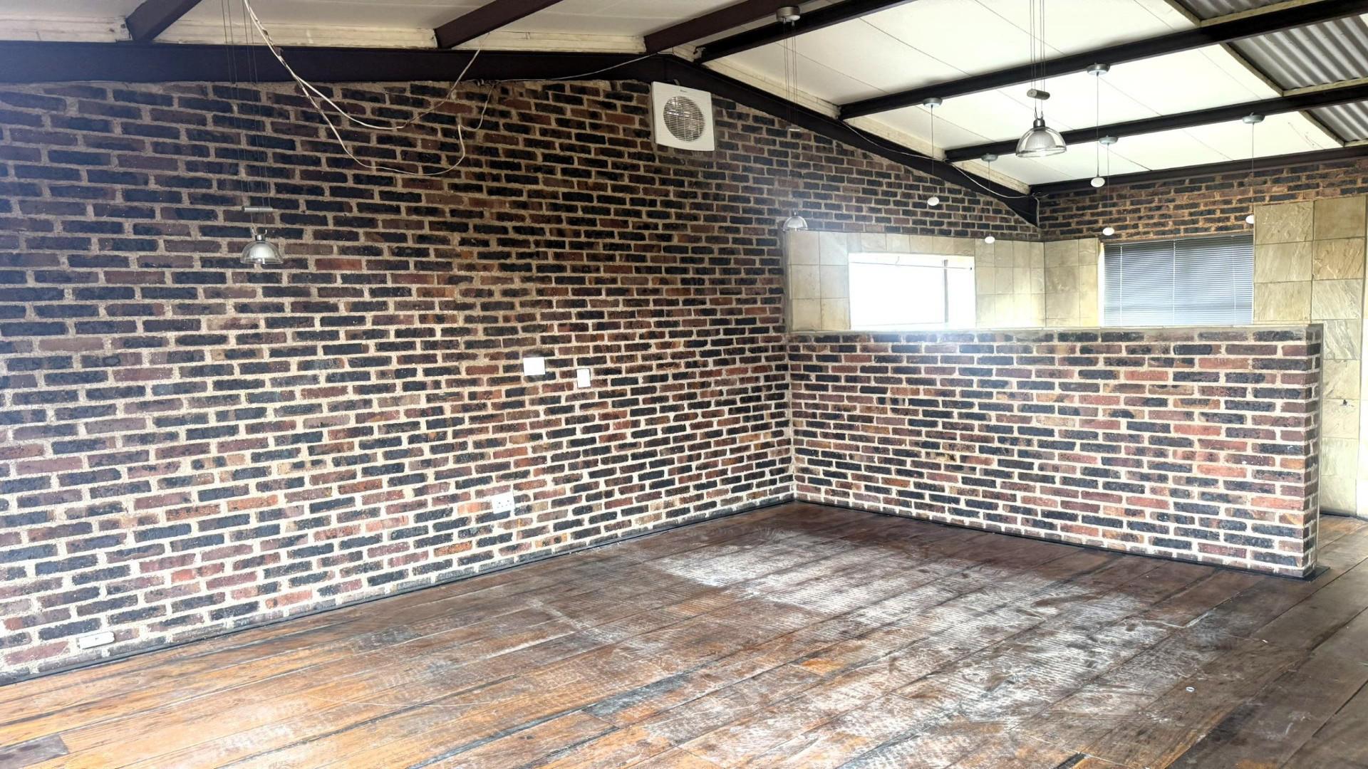 Main Bedroom - 22 square meters of property in Glenvista