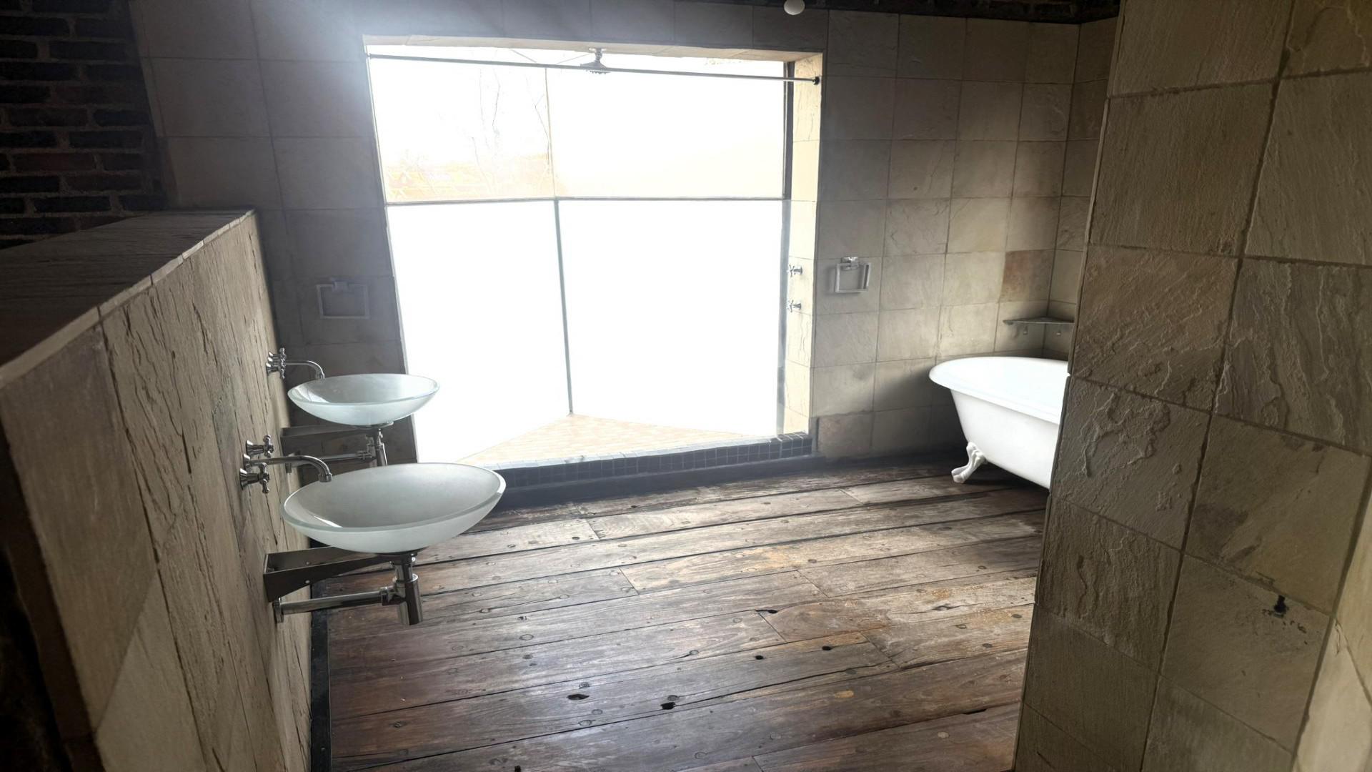 Main Bathroom - 13 square meters of property in Glenvista